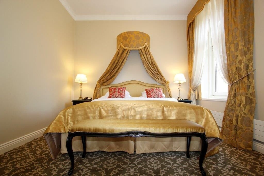Manor, Classic, Queen Bed