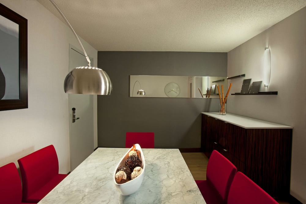 Hilton Toronto Airport Hotel & Suites 31/79