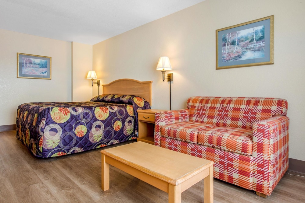 Rodeway Inn & Suites Near Outlet Mall - Asheville 18/30