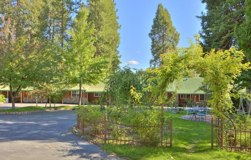 Strawberry Valley Inn 34/38