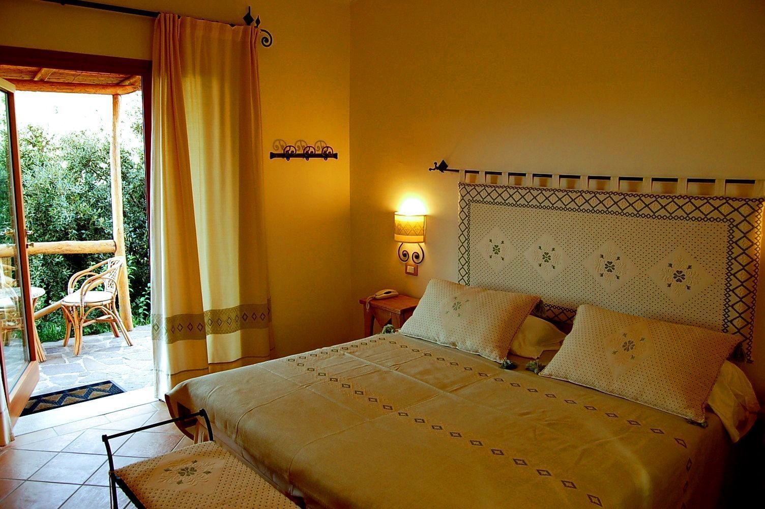 Classic, Triple, 1 King and 1 Single Beds, Partial Lake View