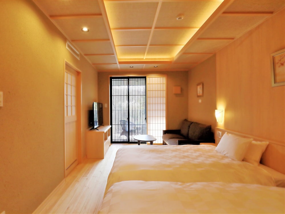 Western, Twin Beds, Outdoor Bath