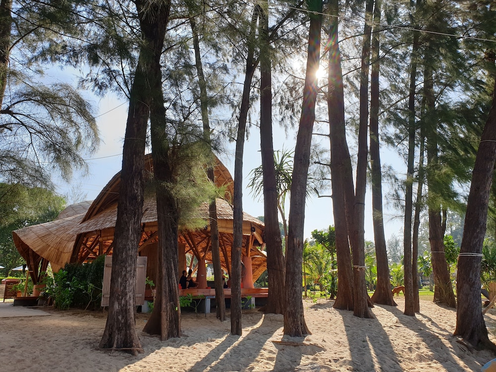 Long Beach Chalet 66/75