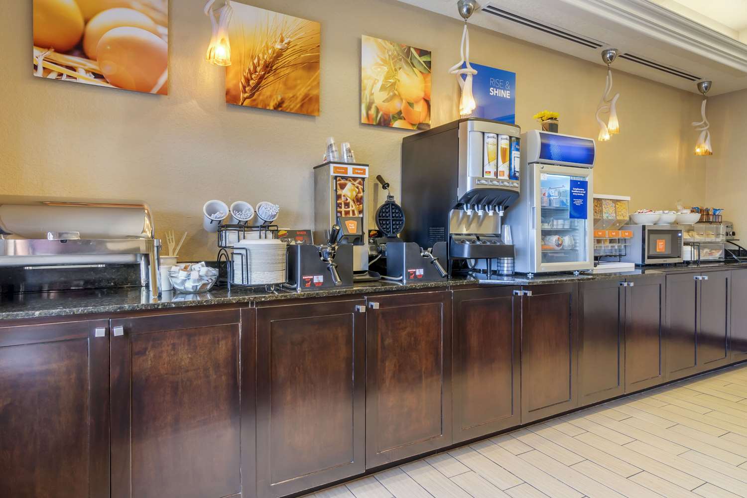 Comfort Inn & Suites Northeast - Gateway 28/32