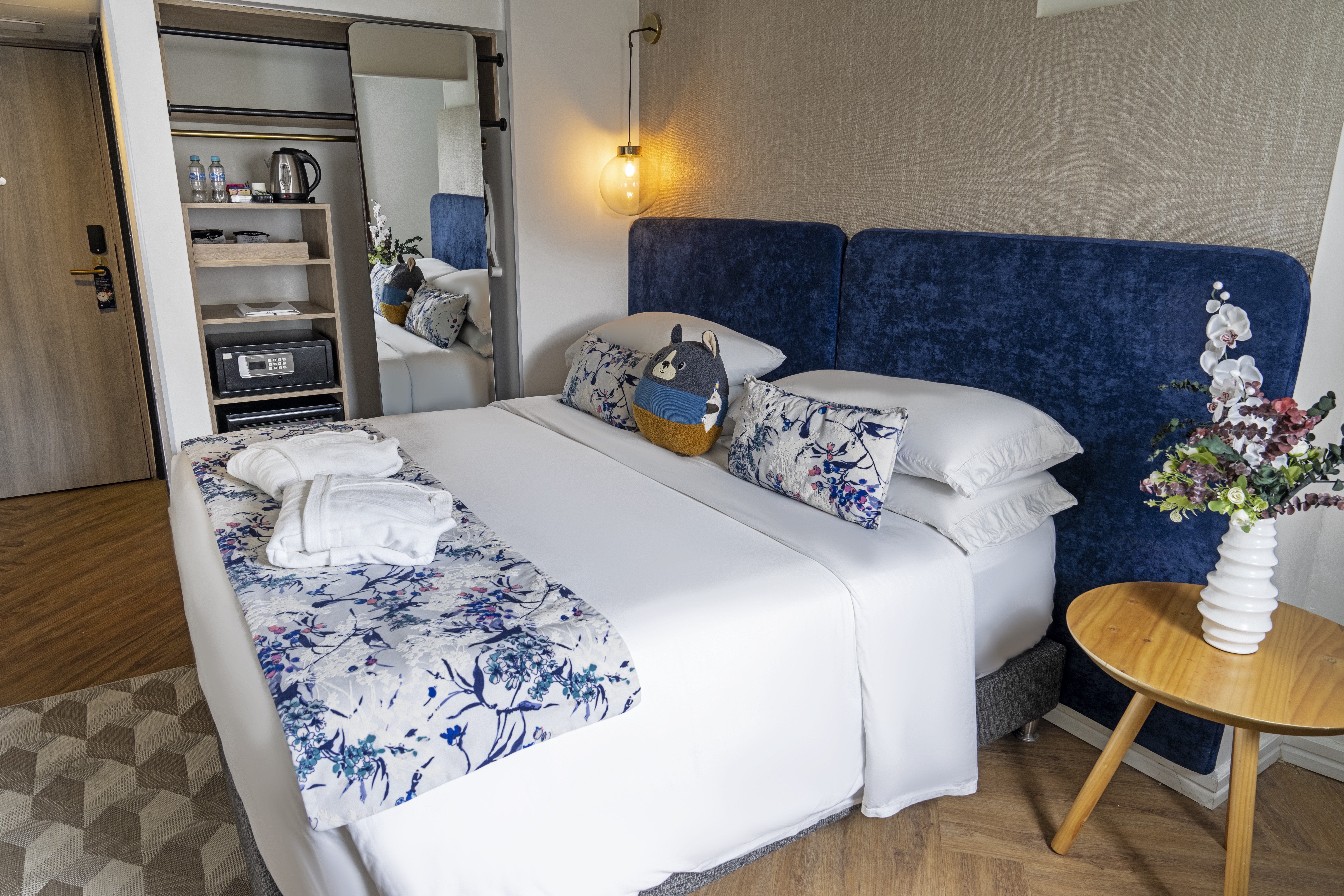 1 King Bed, Studio, Balcony
