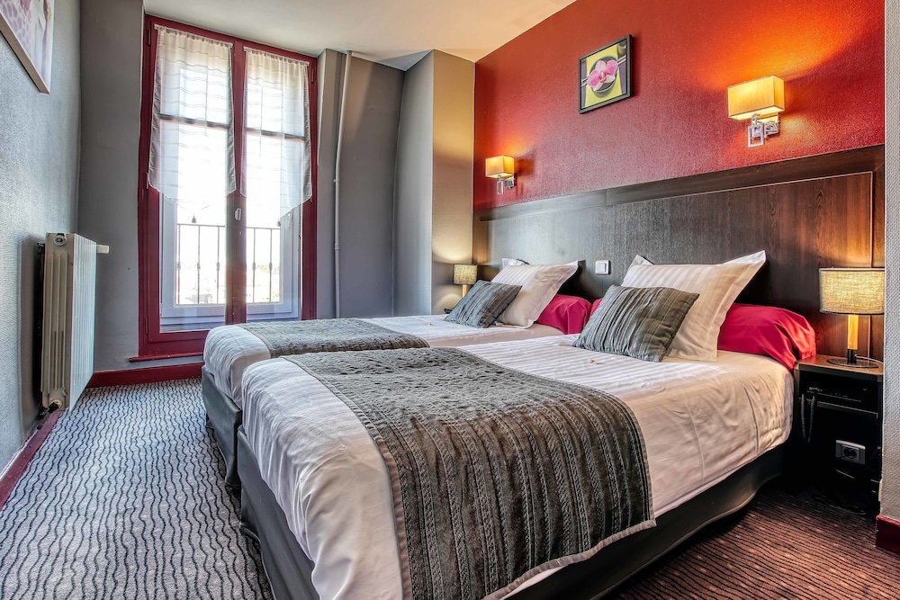 ROOM, TWIN BEDS