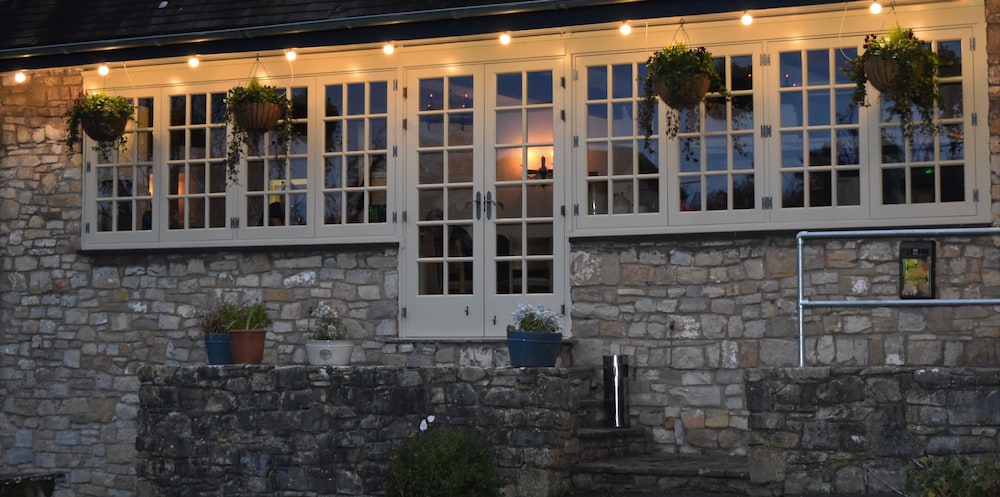 Three Horseshoes 2/41