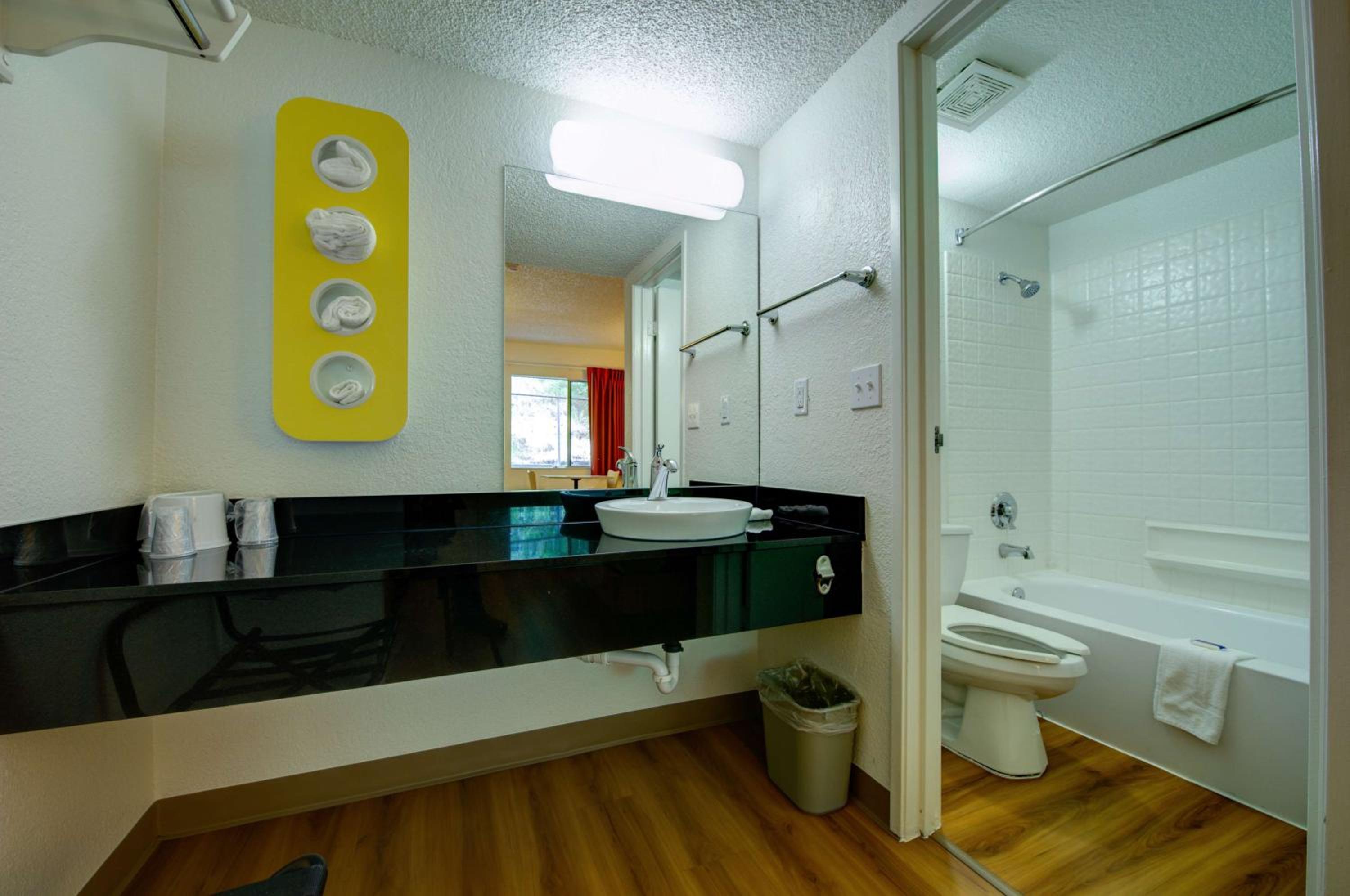 غرفة بسرير كوين للمدخنين، Motel6 Seattle, WA - Airport 10/10