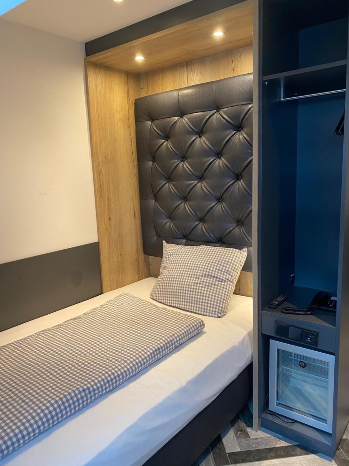 ROOM, SINGLE
