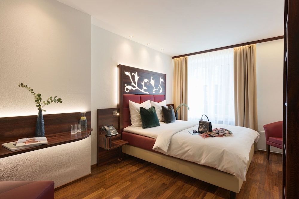 ROOM, DOUBLE BED