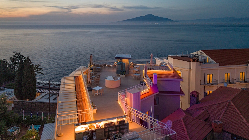 Hotel Regina Sorrento 64/72