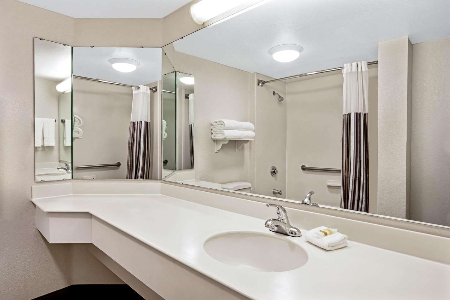 La Quinta Inn And Suites By Wyndham Tucson Airport 46/47