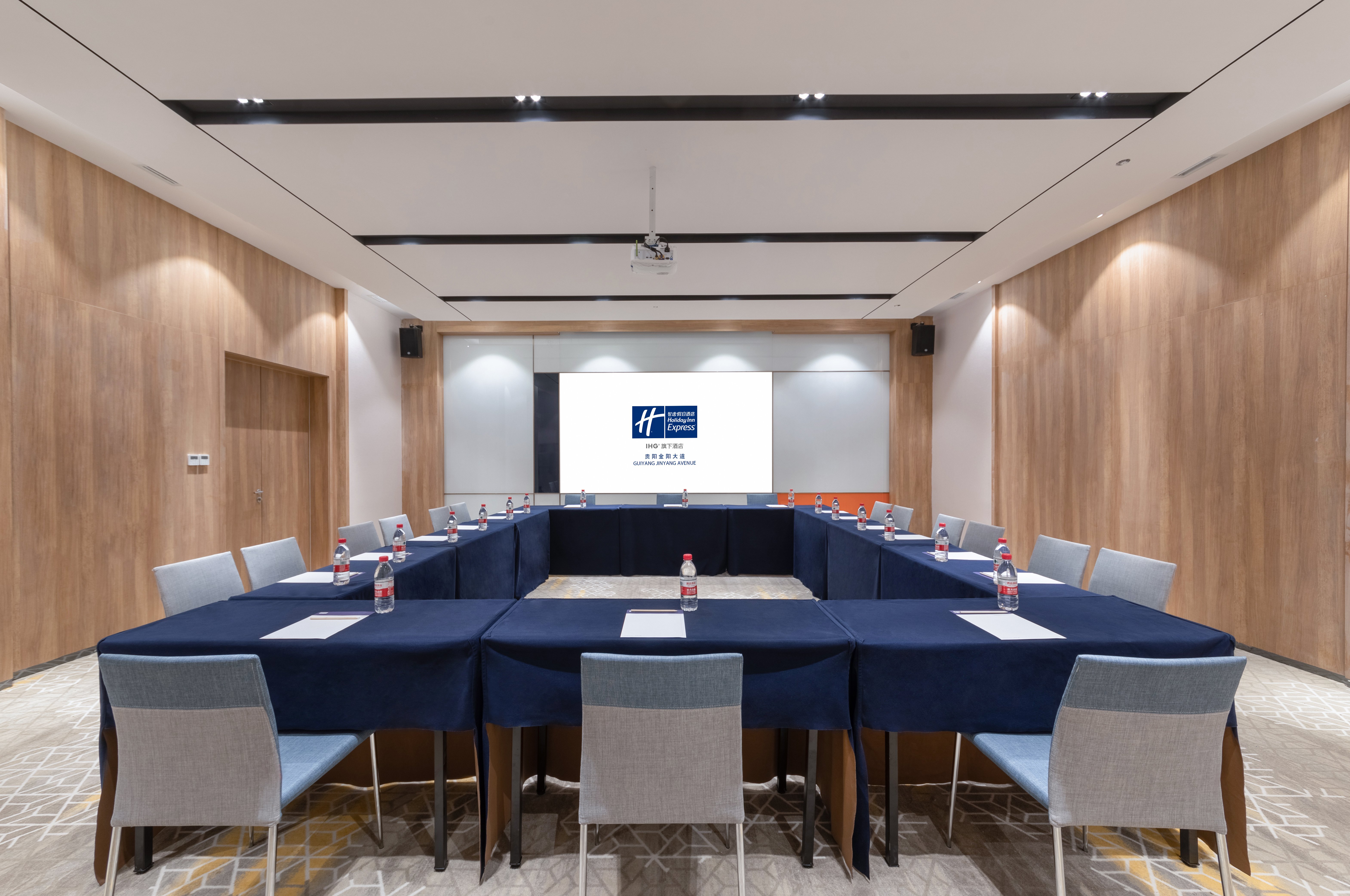 Holiday Inn Express Guiyang Jinyang Avenue 52/55
