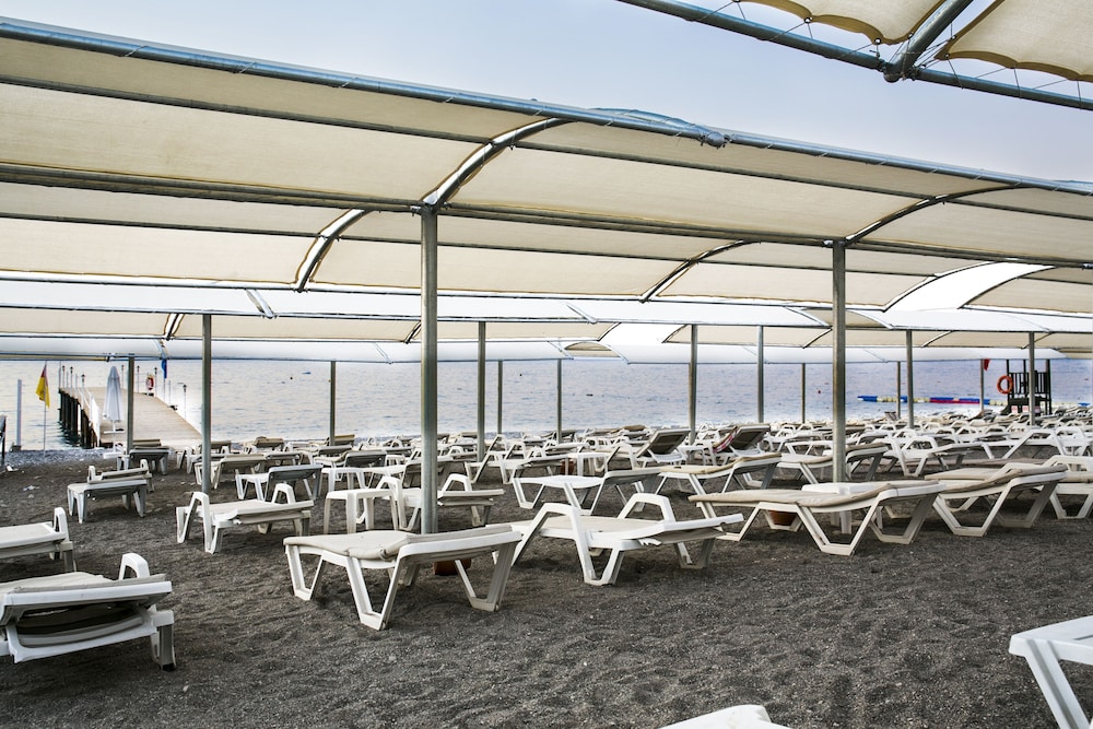Sailors Beach Club 16/35