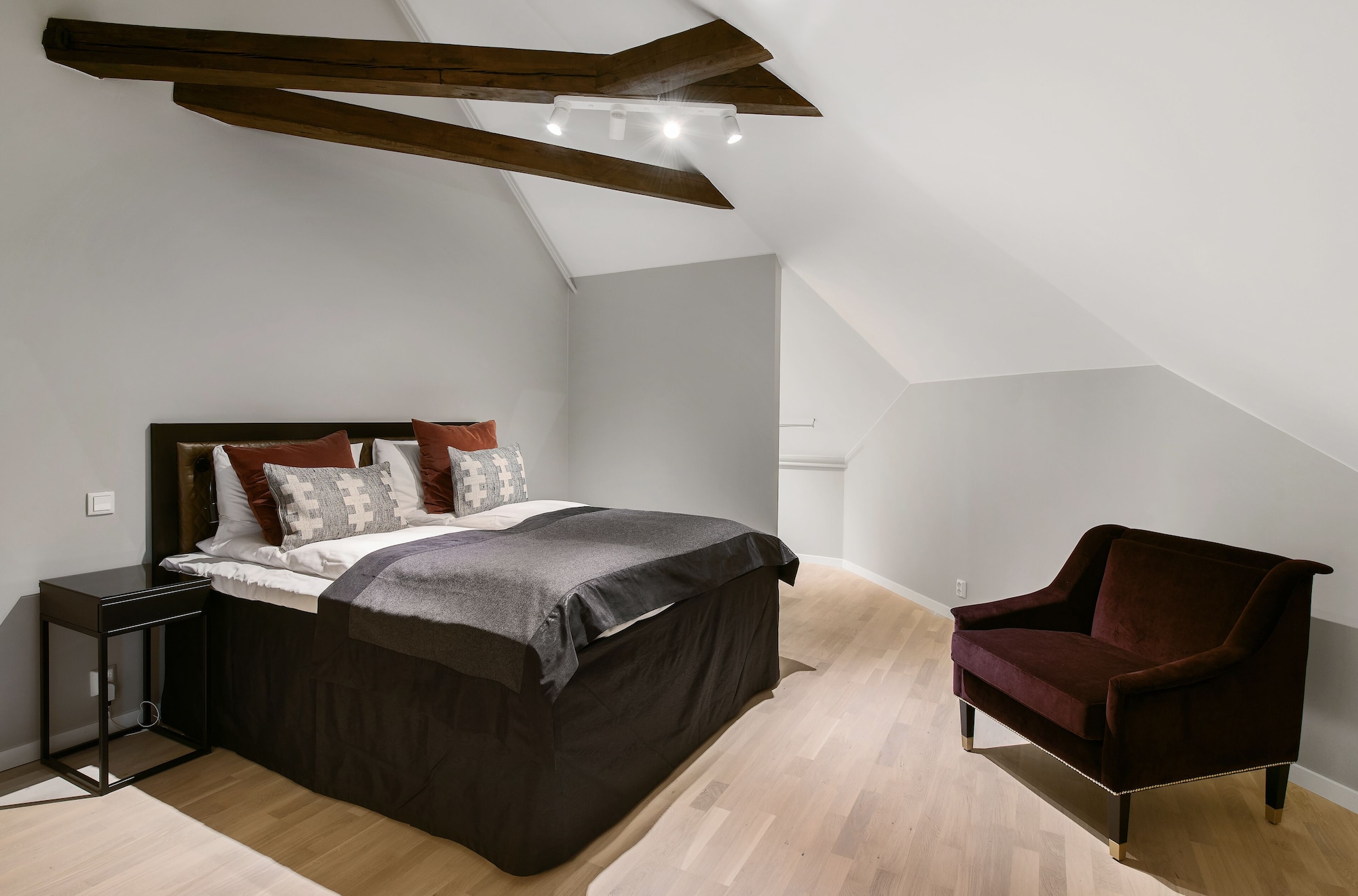 2 Bedrooms, Apartment, 1 Queen and 1 Single Bed
