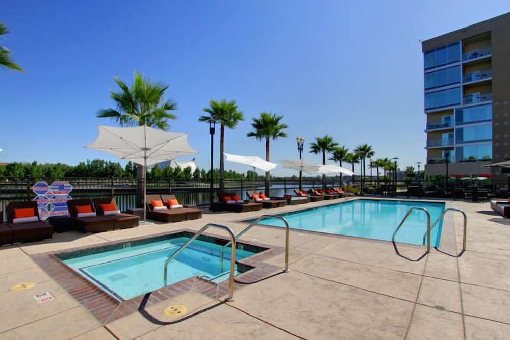 University Plaza Waterfront Hotel 49/50