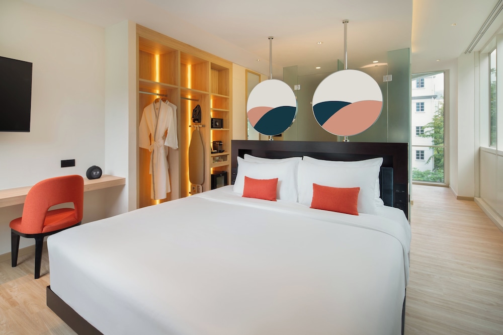STUDIO, SUITE, KING BED