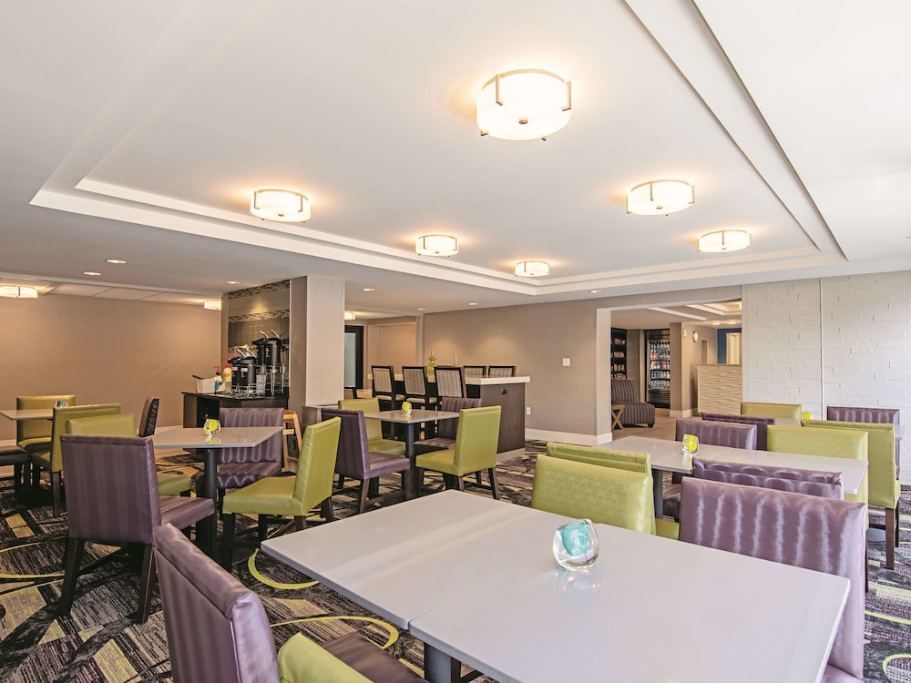La Quinta Inn and Suites by Wyndham Portland 32/50