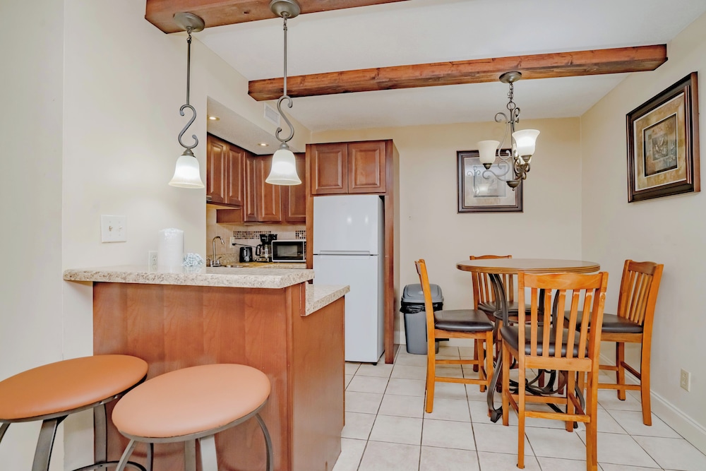 Oak Square Condominiums 33/50