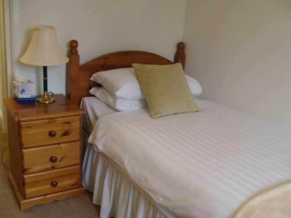 The Abbey Inn 18/30