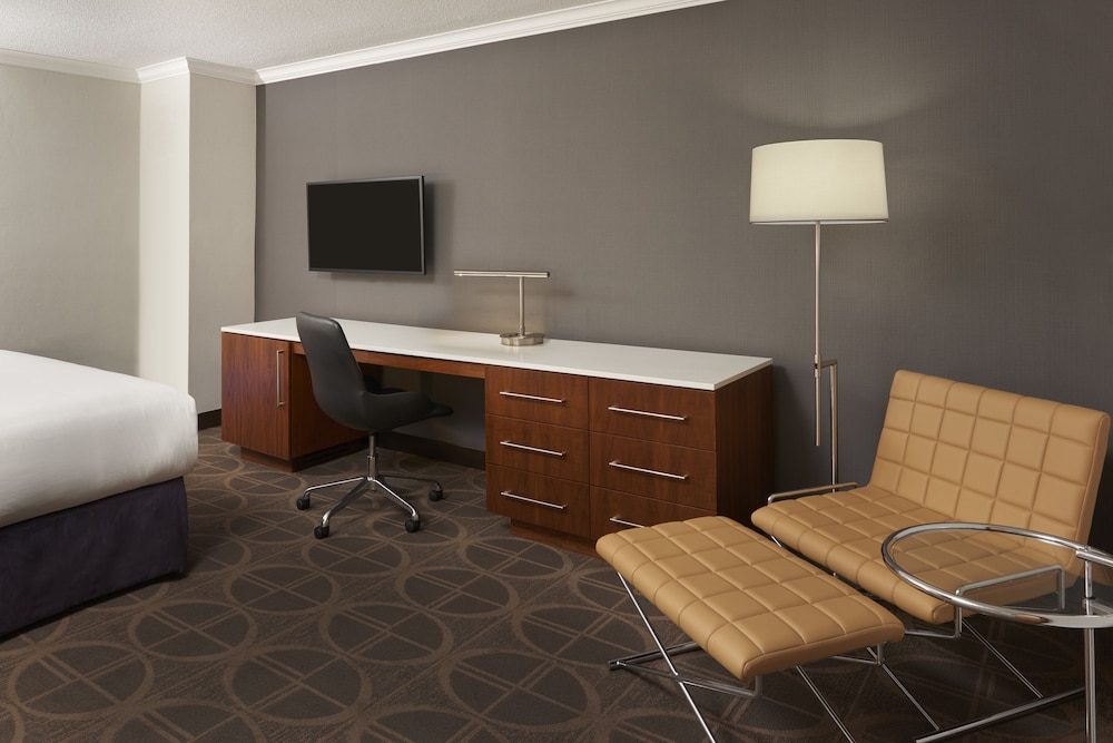Hilton Toronto Airport Hotel & Suites 77/79