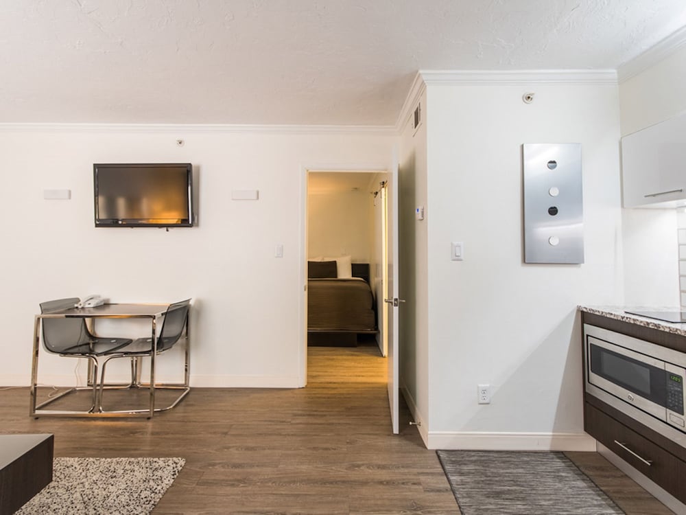 Hibiscus Suites - Gateway to Siesta Key 19/44