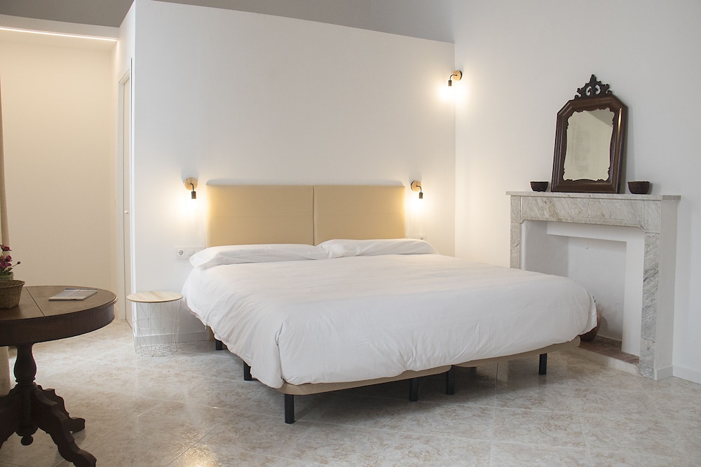 ROOM 1, DELUXE, DOUBLE BED