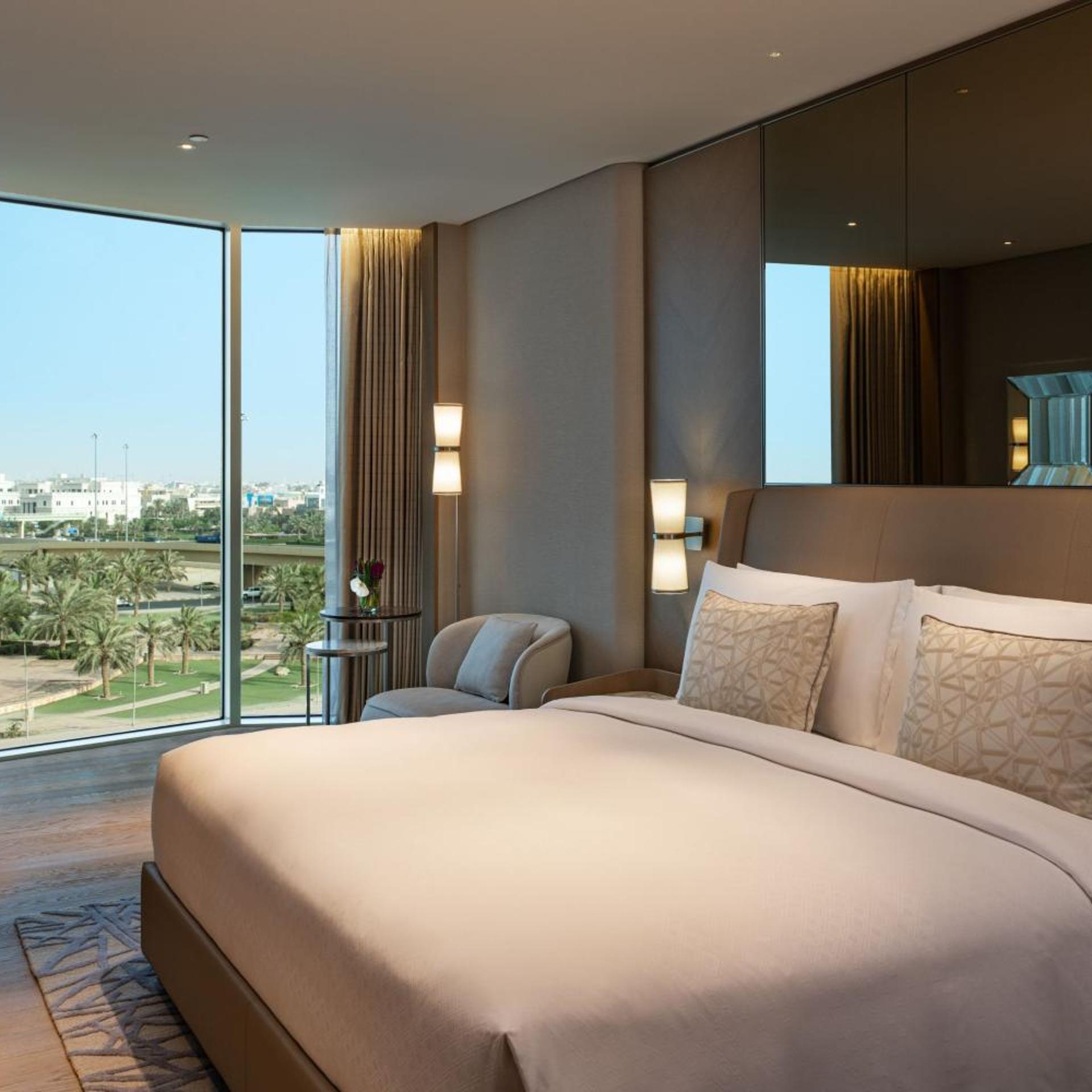 Gate, Suite, King Bed