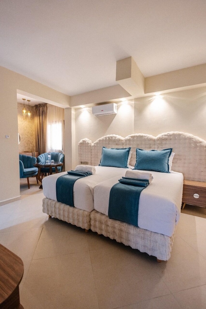 Superior, Queen Bed