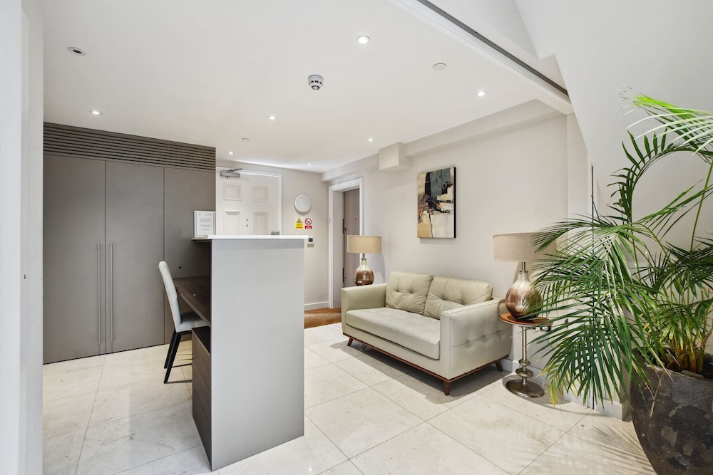 Buckingham Palace Residences by Aeria Apartments 30/45