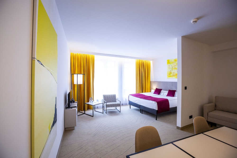 1 BEDROOM, JUNIOR SUITE, TWIN BEDS