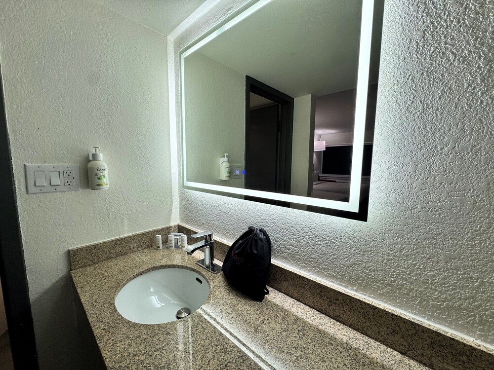 Room, 2 Queen Beds, Exterior Entrance، Ramada By Wyndham Tuscaloosa 10/10