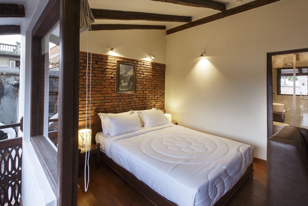 CLASSIC, PENTHOUSE, QUEEN BED, COURTYARD VIEW