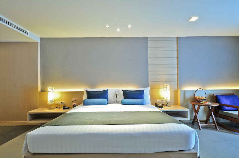DELUXE, KING BED