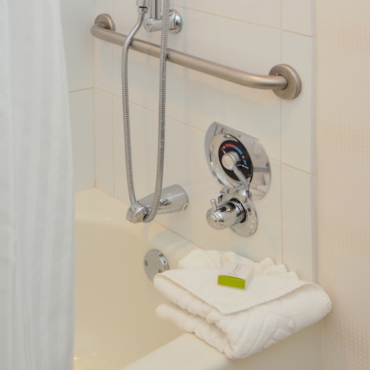 Doubletree By Hilton Newark Fremont 33/76
