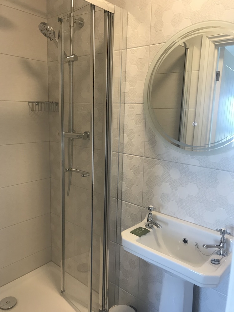 Highcliffe Hotel 45/48