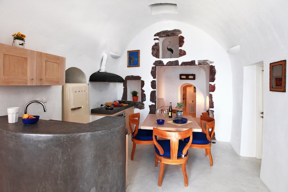 Menias Cave House 12/21