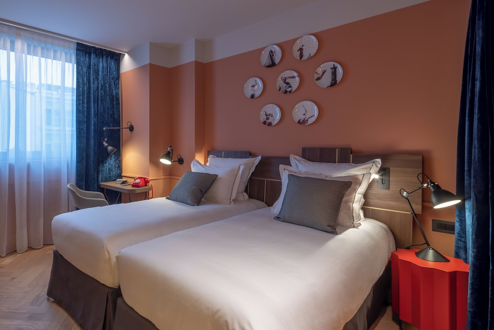 COZY, TWIN BEDS