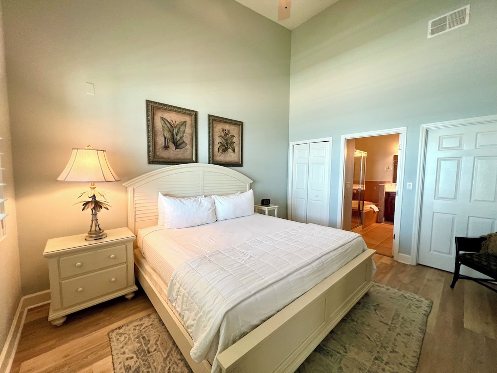 3 Bedrooms, Condo, Beach, 1 King and 2 Queen Beds, Ocean Front, Sofa