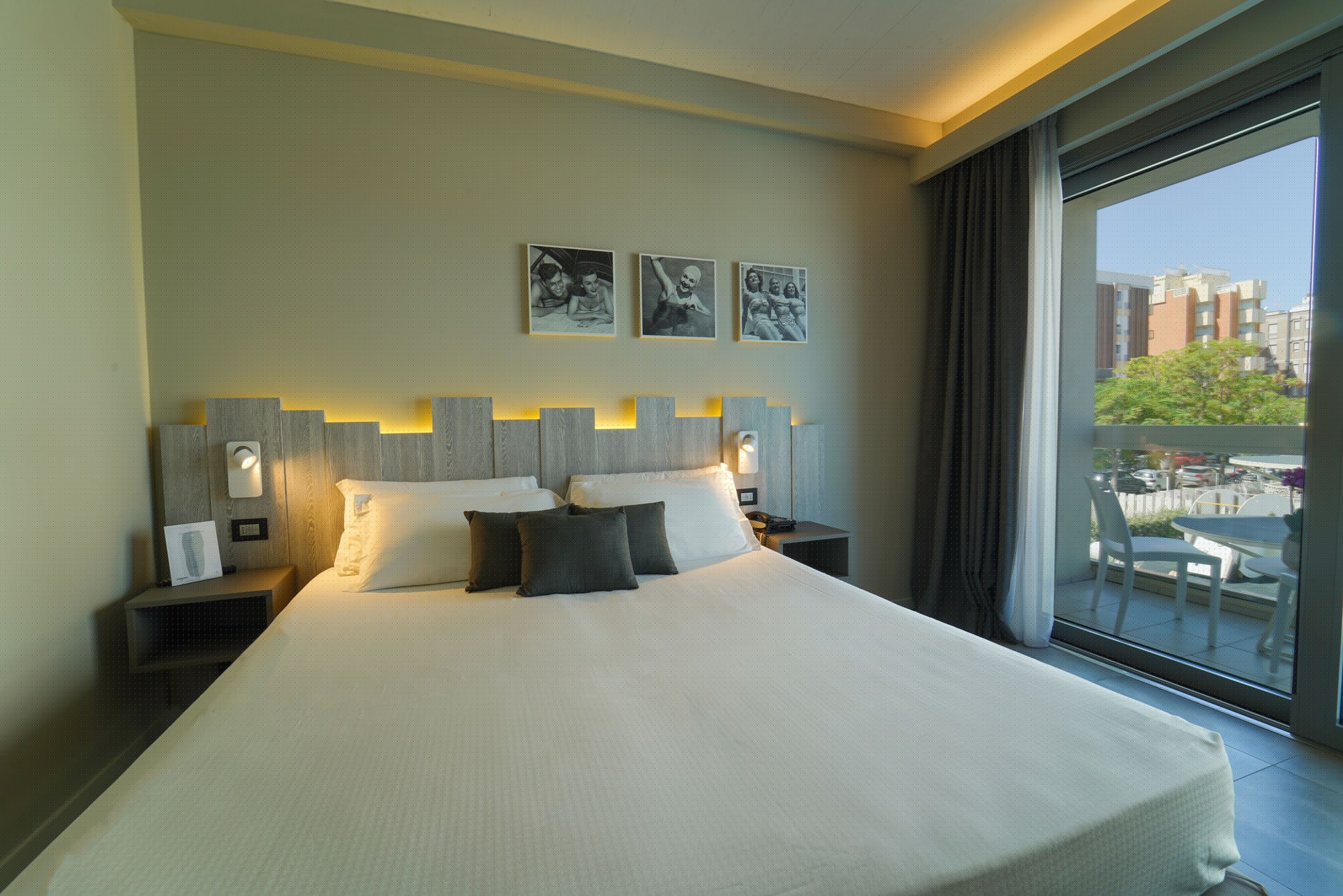 Executive, Queen Bed, Hill View