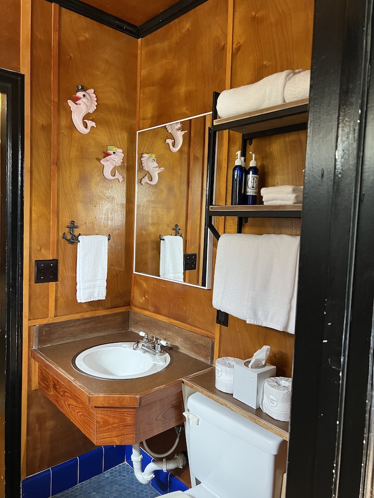 Anchor Inn Resort 48/50