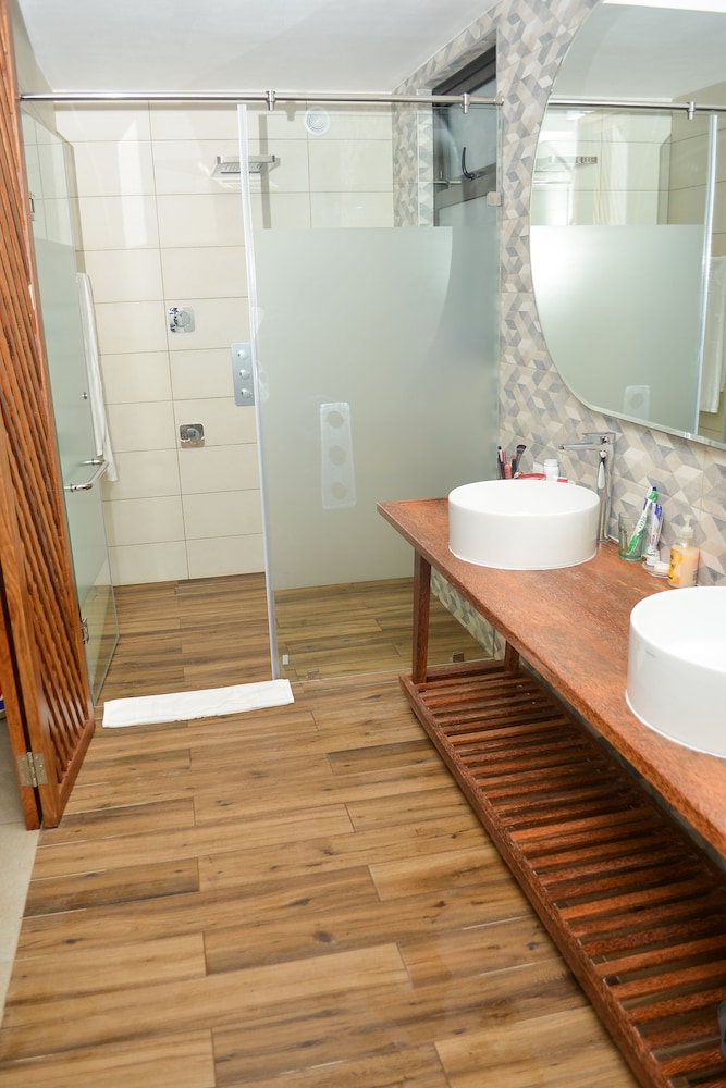 TOA Hotel & Spa 57/58