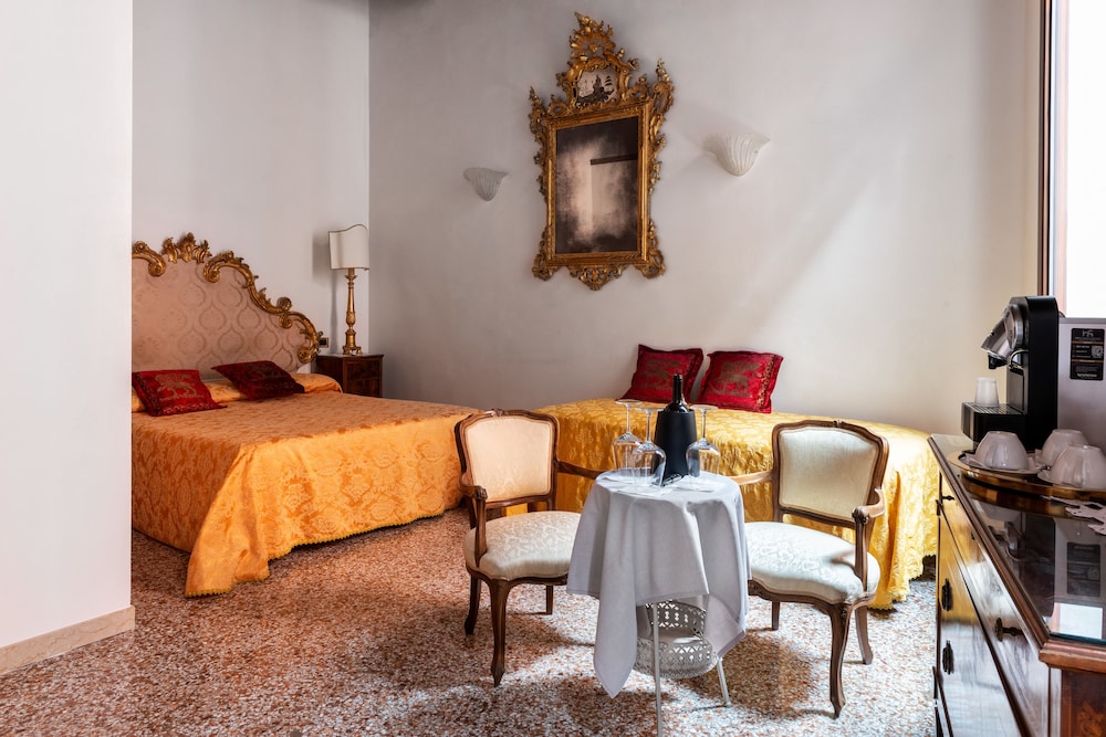 Luxury Venetian Rooms 13/39