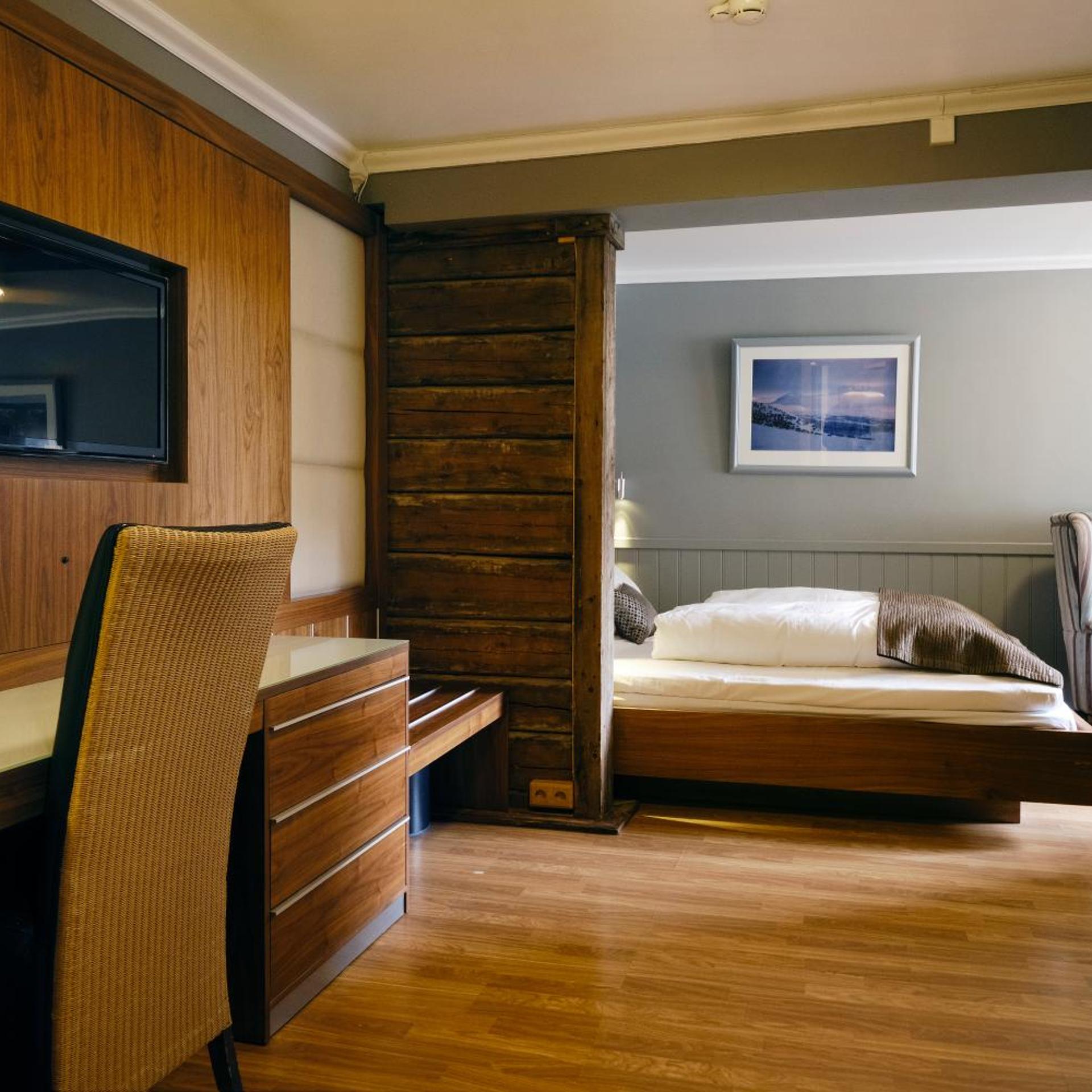 جناح جونيور، Bergstadens Hotel 2/5