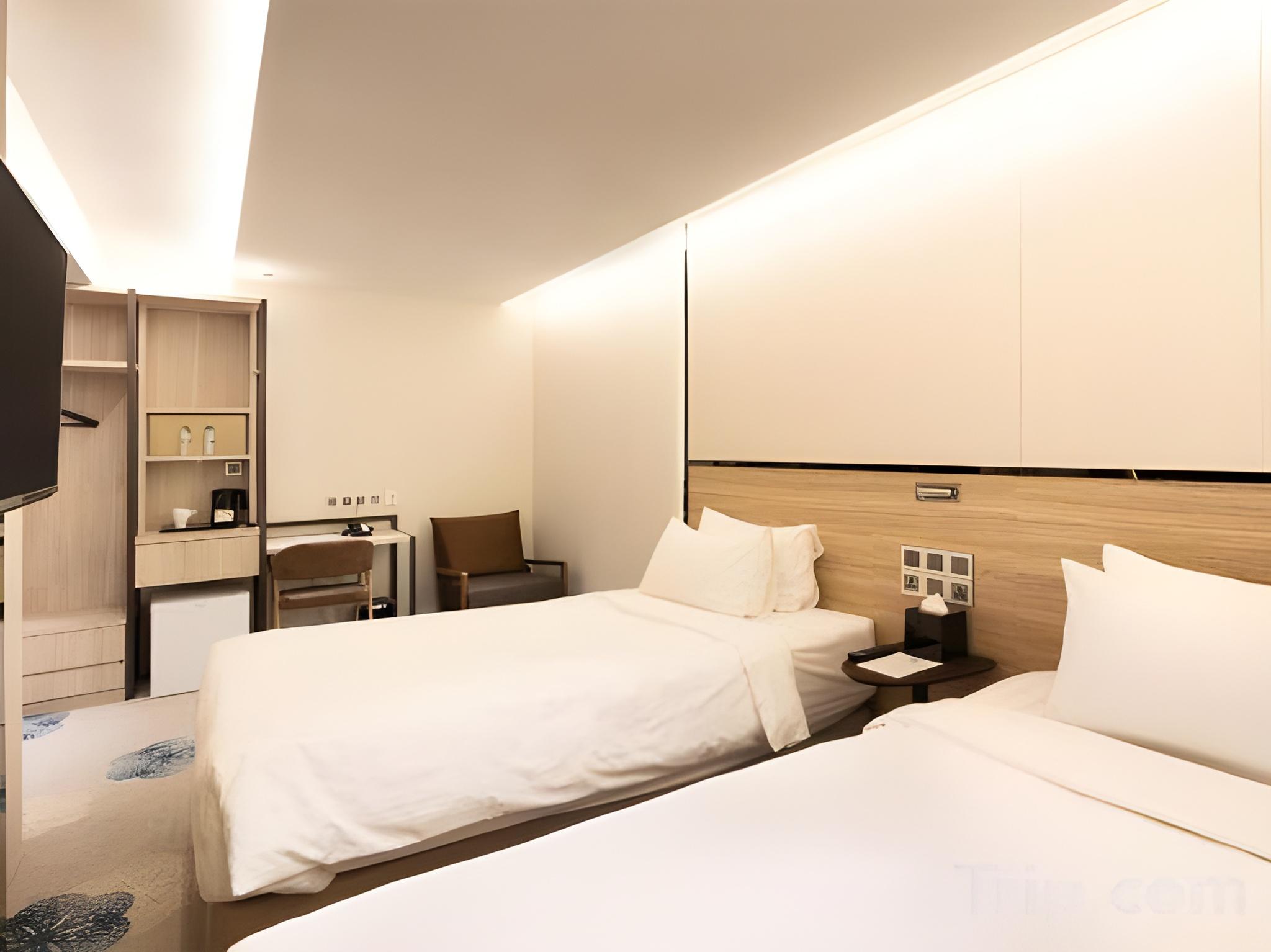 Superior, 2 Double Beds, No Window