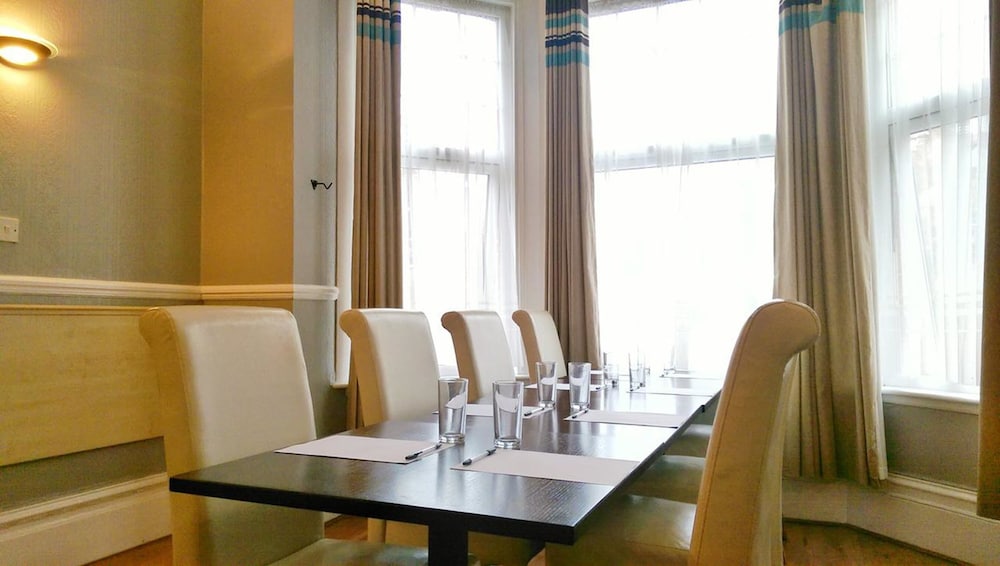 Avis Hotel Bromley 19/22
