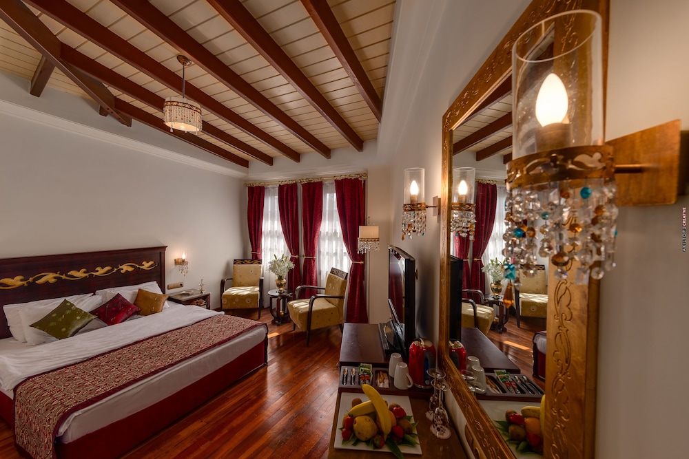 DELUXE, KING BED