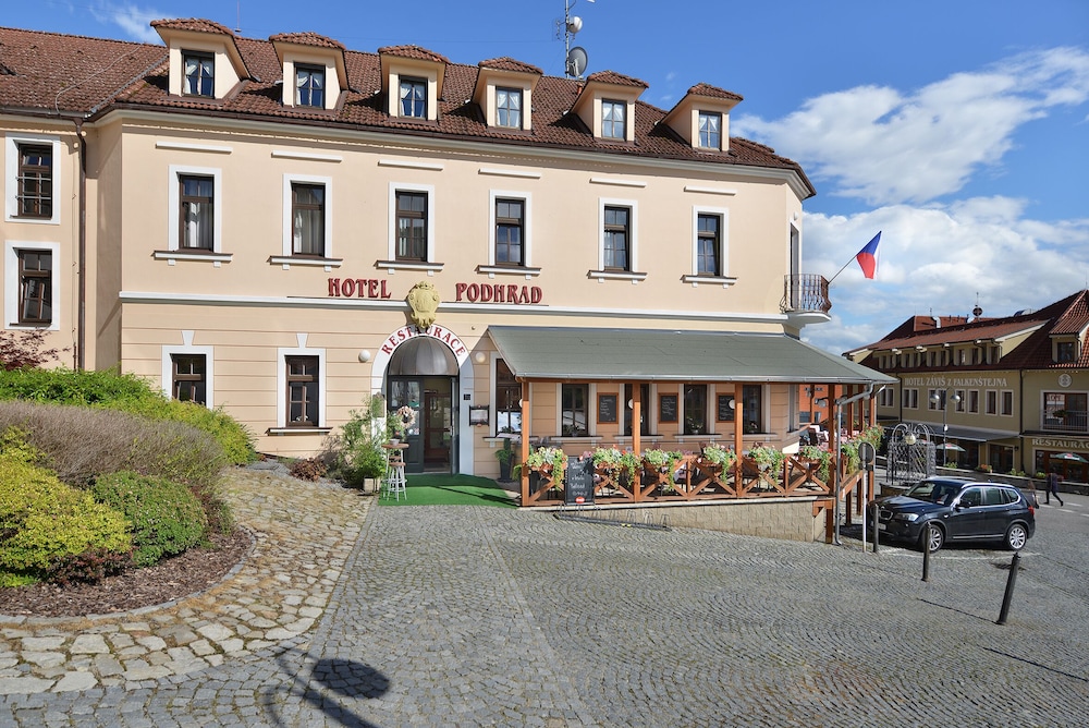 Podhrad in HLUBOKA NAD VLTAVOU