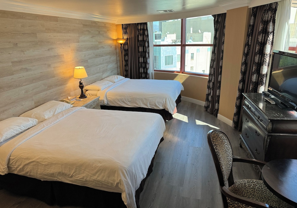 DELUXE, 2 QUEEN BEDS