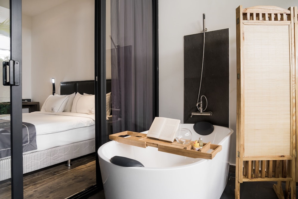 White Boutique Hotel and Residences 27/72